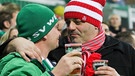 Fußballfans trinken Bier | Bild: picture-alliance/dpa