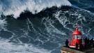 Sebastian Steudtner surft Riesenwelle in Nazaré | Bild: Quattro Media