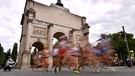 München Marathon: Läuferinnen und Läufer vor dem Siegestor | Bild: picture-alliance/dpa