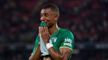 Enttäuschung bei Felix Uduokhai vom FC Augsburg nach dem 0:2 beim SC Freiburg | Bild: picture-alliance/dpa