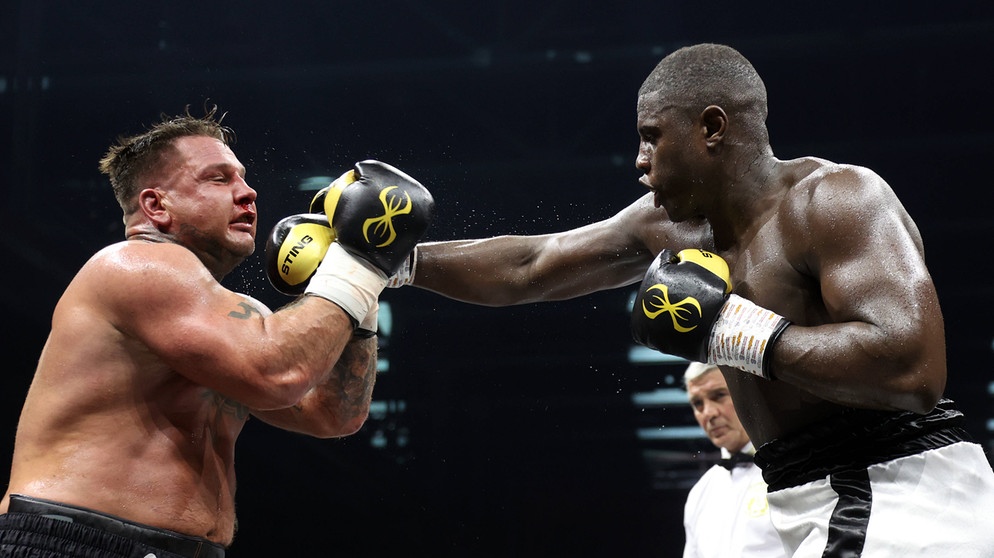 Boxkampf Peter Kadiru (Hamburg) gegen Jakub Sosinski (Polen)  | Bild: IMAGO/Torsten Helmke