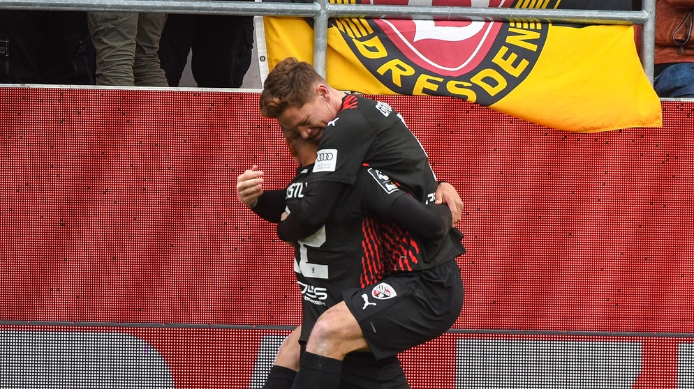 Ingolstadt-Jubel nach dem 2:0 gegen Dresden | Bild: picture-alliance/dpa