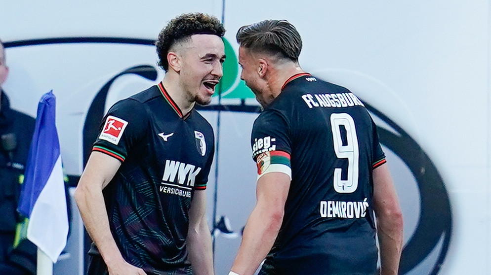 Vargas und Demirovic (FC Augsburg) feiern ein Tor gegen Darmstadt | Bild: picture-alliance/dpa