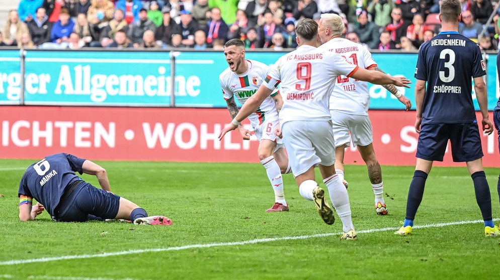 FC Augsburg jubelt nach dem 1:0 gegen den 1. FC Heidenheim | Bild: picture-alliance/dpa