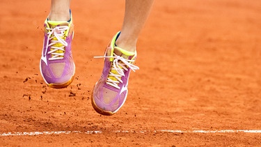 Füße einer Tennisspielerin in der Luft beim Aufschlag | Bild: picture-alliance/dpa