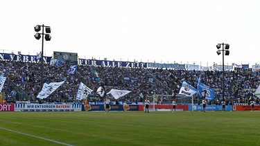 Fans des TSV 1860 München im Grünwalder Stadion | Bild: picture-alliance/dpa
