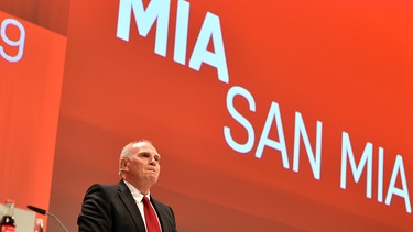 Uli Hoeneß vor einem "Mia san mia"-Schriftzug | Bild: picture-alliance/dpa