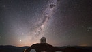 Das Sternbild Zentaur mit seinen beiden hellsten Sternen alpha und beta Centauri genau über der Kuppel des ESO-Observatoriums La Silla in der Atacama-Wüste in Chile | Bild: ESO/A. Santerne