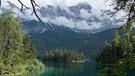 Ein Alpensee wie aus dem Bilderbuch: der Eibsee mit Blick auf das Zugspitzmassiv | Bild: BR/Alexander Krauß