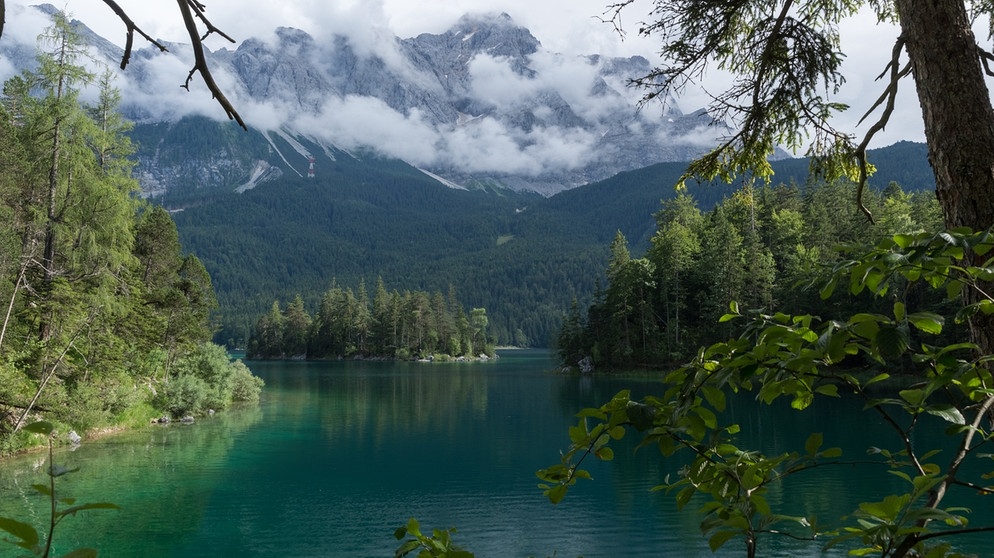Ein Alpensee wie aus dem Bilderbuch: der Eibsee mit Blick auf das Zugspitzmassiv | Bild: BR/Alexander Krauß