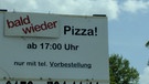 Lecker Pizza! Aber das Vorbestellen nicht vergessen, bitte. Schild in der Ortschaft Schröding im Erdinger Holzland. | Bild: BR