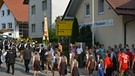 Gemeinsam stark: Vereine aller Art beteiligen sich an einem Festumzug in Steinkirchen. | Bild: BR