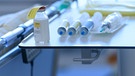 Medikamente zur Behandlung von Covid-19 liegen auf der Corona-Intensivstation des Universitätsklinikums Dresden auf einem Tisch an einem Krankenbett. | Bild: dpa-Bildfunk/Robert Michael