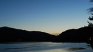 dämmernder Abendhimmel über einem See. Die erste Dämmerung, die nach Sonnenuntergang einsetzt, wird bürgerliche Dämmerung genannt. | Bild: colourbox.com