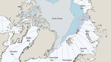 Im Zentrum der Arktis, am Nordpol, liegt ein ganzjährig zugefrorenes Meer: der Arktische Ozean. Er ist von Land umgeben. Diese Aufnahme der arktischen Regionen rund um den Nordpol wurde aus mehreren Satellitebildern zusammengesetzt. Der Südpol und die Antarktis sind hier nicht zu sehen - sie befinden sich quasi "unten" auf der Erde, auf der südlichen Halbkugel. Das "Ewige Eis" unserer Polkappen schmilzt: Am Nord- und Südpol macht sich der Klimawandel besonders bemerkbar. Könnten Arktis und Antarktis im Sommer bald eisfrei sein und was sind die Folgen, wenn große Mengen an Eis schmelzen? | Bild: Map: Arctic Centre, University of Lapland. Source: NSIDC, Sea Ice Extent September 2006/2017/2020