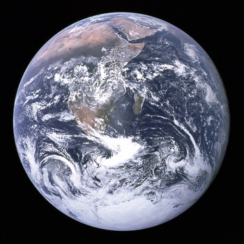 Es ist eines der berühmtesten Fotos unserer Erde, aufgenommen von den Astronauten der Apollo 17 Mission im Jahr 1972. Zum ersten Mal konnten Astronauten auch die südliche Polkappe fotografieren: Die blaue Murmel der Erde hat am Südpol somit einen großen weißen Fleck, nämlich den von Eis bedeckten Kontinent Antarktika. Diese Aufnahme der arktischen Regionen rund um den Nordpol wurde aus mehreren Satellitebildern zusammengesetzt. Der Südpol und die Antarktis sind hier nicht zu sehen - sie befinden sich quasi "unten" auf der Erde, auf der südlichen Halbkugel. Am Nord- und Südpol macht sich Klimawandel besonders bemerkbar: Das "Ewige Eis" unserer Polkappen schmilzt. Antarktis und Arktis verlieren große Mengen an Eis.  | Bild: NASA