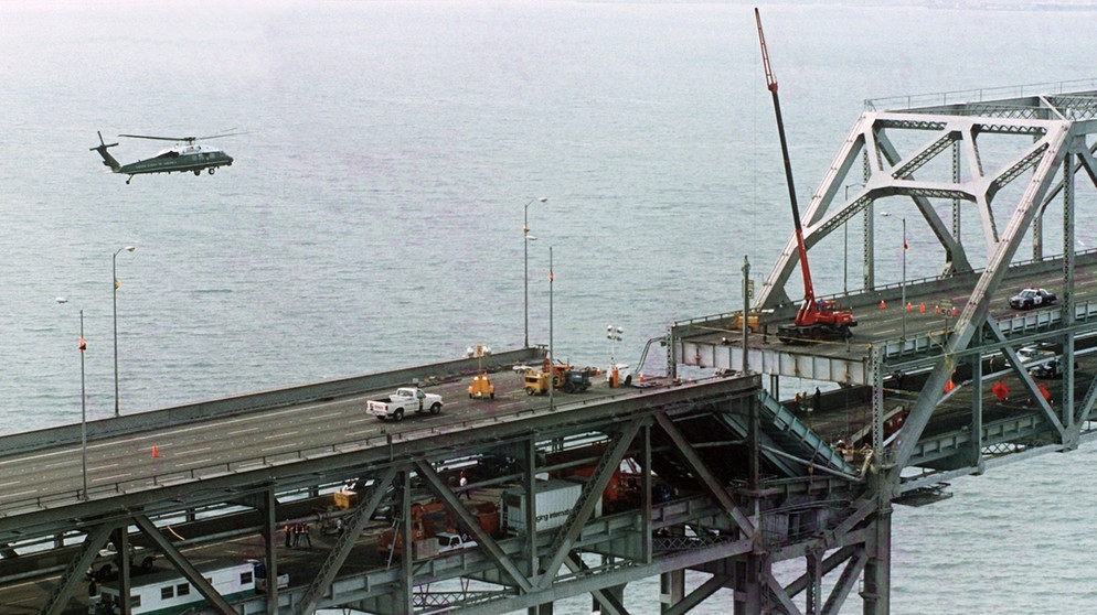 Erdbeben 1989: teilweise zusammengebrochene Bay Bridge in San Francisco | Bild: picture-alliance/dpa