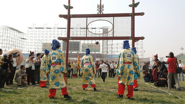 Chinesische Spieler spielen das altchinesische Spiel Cuju | Bild: picture-alliance/dpa
