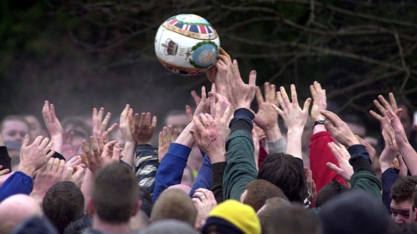 Im englischen Ashbourne wird jedes Jahr der mittelalterliche "Raufball" nachgespielt  | Bild: picture-alliance/dpa