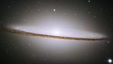 Die Somberogalaxie liegt "edge on" zu uns, wir blicken aufdie Kante der Galaxie | Bild: NASA