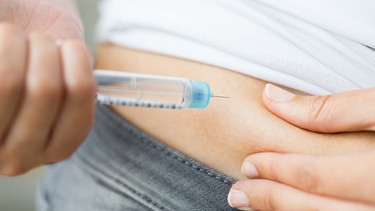 Eine Frau spritzt sich Insulin in die Bauchfalte.  | Bild: colourbox.com