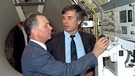 Der DDR-Kosmonaut Sigmund Jähn fachsimpelt im April 1990 mit seinem westdeutschen Kollegen, dem Astronauten Ulf Merbold. | Bild: picture-alliance/dpa