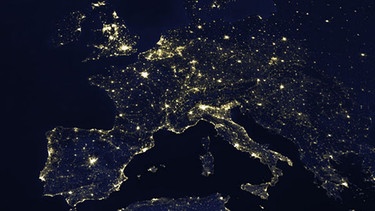 Satellitenaufnahme: Europa strahlt nachts hell. Der Lichtsmog führt dazu, dass man an kaum noch einer Stelle in Europa die Milchstraße sehen kann. | Bild: nasa