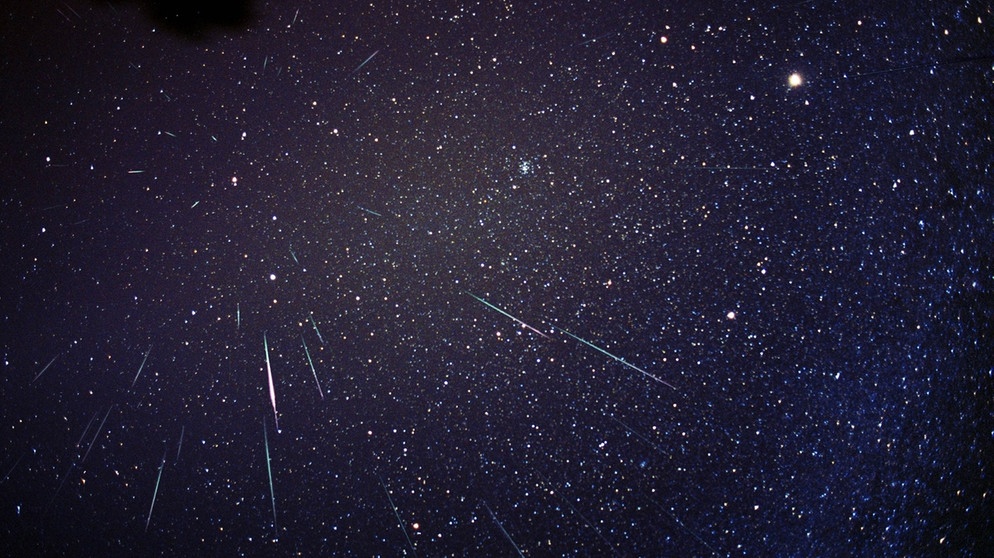 Mehrere Sternschnuppen mit deutlich erkennbaren Radianten (Ausstrahlungspunkt), aufgenommen im November 2001 beim Meteor-Strom der Leoniden. | Bild: imago/Leemage