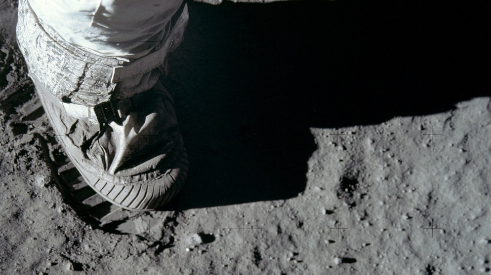 Fußabdruck im Mondstaub. Die USA und die Sowjetunion befanden sich in einem erbitterten Wettstreit um die ersten Erfolge bei der Eroberung des Weltraums. 1957 funkte erstmals ein Satellit aus dem All und schockte Amerika - Sputnik 1 umkreiste die Erde.  | Bild: NASA