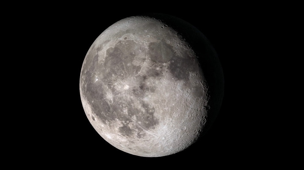 Der Mond durchläuft Phasen. Von Neumond zu Neumond wächst zunächst die junge Mondsichel an, wird zum zunehmenden Halbmond und rund eine Woche später zum Vollmond. Dann schrumpft der Mond wieder zum abnehmenden Halbmond und zur dünnen Mondsichel. Und der nächste Durchlauf durch die Mondphasen beginnt. | Bild: Bayerischer Rundfunk 2022