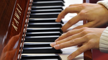 Ärzte wollen die heilsame Wirkung von Musik wie hier das Klavierspiel häufiger therapeutisch einsetzen. | Bild: picture-alliance/dpa