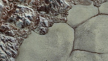 Grenzfläche zwischen Bergen und Gletscher auf Pluto | Bild: NASA/Johns Hopkins APL/Southwest Research Institute