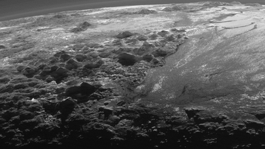 Pluto, aufgenommen von New Horizons, 14.7.15, Eisberge und Eisebenen auf Pluto: Links sieht man Berge, die bis zu 3.500 Meter hoch sind, rechts die vereiste Ebene namens Sputnik Planum. | Bild: NASA/JHUAPL/SwRI