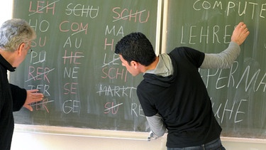 Sprachkurs an einer Volkshochschule | Bild: picture-alliance/dpa