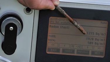 Ein Radon-Messgerät misst eine Radonbelastung von 1.215 Becquerel pro Kubikmeter. Radon ist ein radioaktives Edelgas. | Bild: picture-alliance/dpa/Hendrik Schmidt