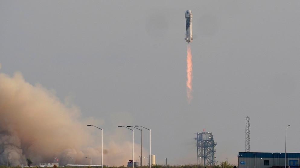 Die New-Shepard-Rakete von Amazon-Gründer Jeff Bezos' Firma Blue Origin startet am 20.07.2021 vom US-Bundesstaat Texas aus zu ihrem Kurz-Ausflug ins Weltall. Kohlendioxid - CO2 - hat die Rakete dabei nicht ausgestoßen, ihre Klimabilanz ist dennoch nicht gut. | Bild: dpa-Bildfunk/Tony Gutierrez