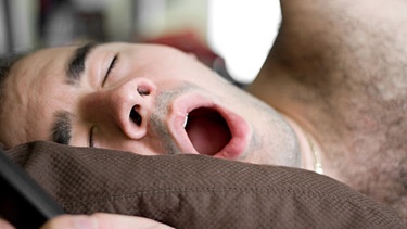 Schlafstörung "Schlafapnoe", Ein Mann schnarcht | Bild: colourbox.com