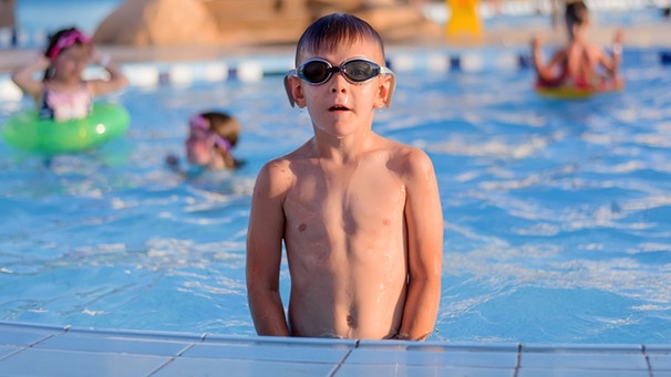 Chlor-Geruch im Schwimmbad entsteht in Kombination mit Urin. Hier planscht ein Junge im Freibad. | Bild: colourbox.com