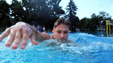 Baderegeln sollten immer beachtet werden. Im Bild: Ein Schwimmer im Freibad | Bild: picture-alliance/dpa