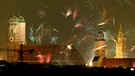 Feuerwerk mit Raketen zu Silvester in München | Bild: picture-alliance/dpa