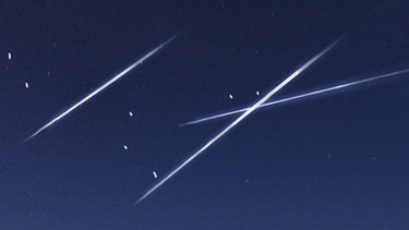 Drei Sternschnuppen der Leoniden ziehen ihre Spur über den Nachthimmel | Bild: picture-alliance/dpa
