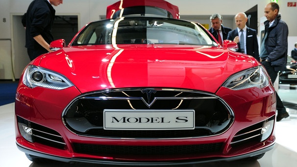 Elektroauto Tesla Model S steht in Frankfurt am Main auf der Internationalen Automobilausstellung (IAA). | Bild: picture-alliance/dpa