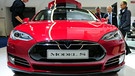 Elektroauto Tesla Model S steht in Frankfurt am Main auf der Internationalen Automobilausstellung (IAA). | Bild: picture-alliance/dpa