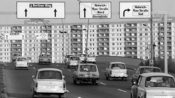 Wartburg-Fahrzeuge überqueren die Marzahner Brücke in Berlin (1987) | Bild: picture-alliance/dpa