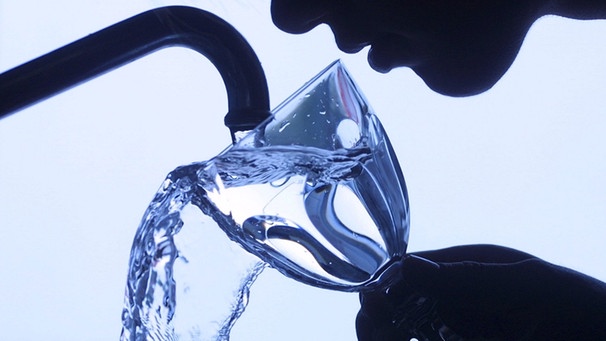 eine Frau füllt ein Wasserglas unter dem Wasserhahn | Bild: colourbox.com