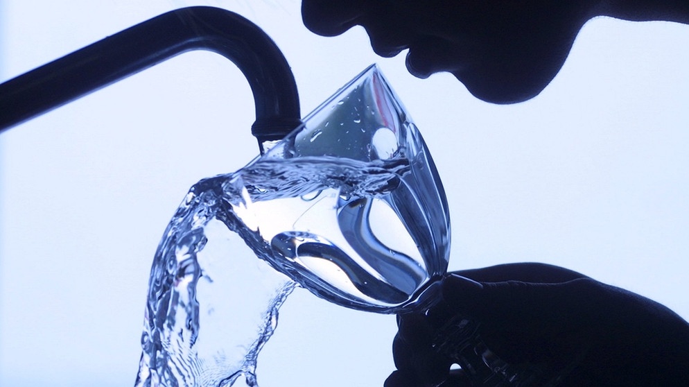 eine Frau füllt ein Wasserglas unter dem Wasserhahn | Bild: colourbox.com