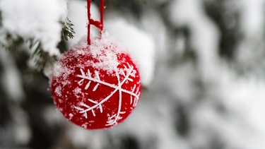 Rote Christbaumkugel im Schnee | Bild: colourbox.com