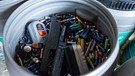 Batterien liegen in einer Entsorgungstonne auf einem Wertstoffhof in Hannover.  | Bild: picture alliance/Peter Steffen/dpa