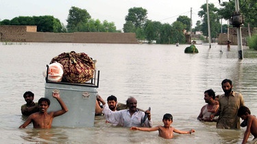 Überflutungen in Pakistan 2010. - Der Welttag der Meteorologie findet jedes Jahr am 23. März statt. | Bild: picture-alliance/dpa