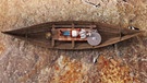 Modellhafte Darstellung der Beerdigung eines Mannes in einem Bootsgrab der Wikingerzeit in Norwegen. | Bild: Arkikon